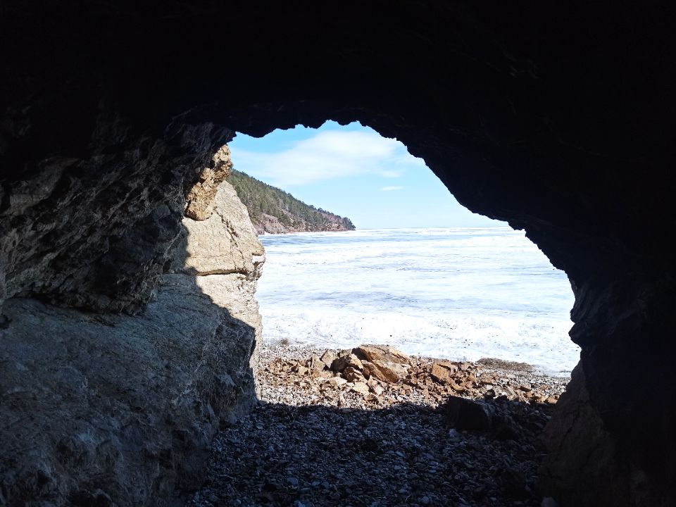 Гроты в бухте Песчаной на западном берегу озера Байкал