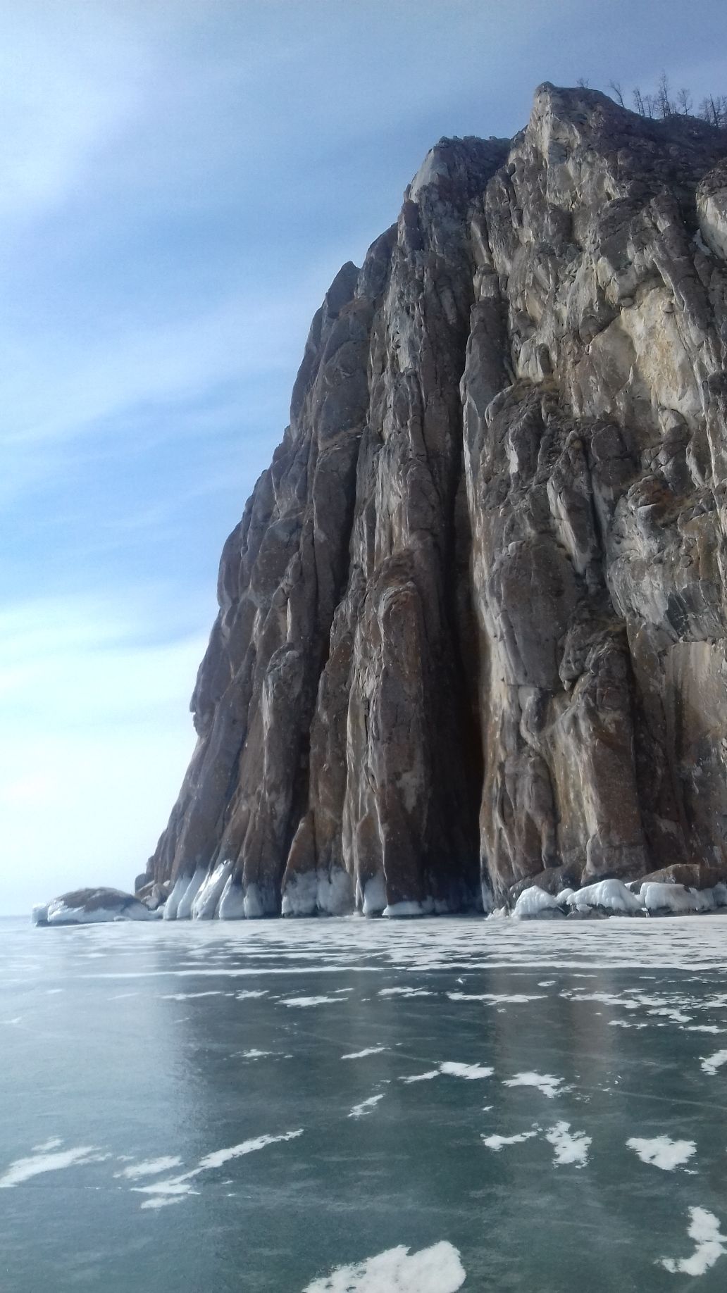 Утес Саган-Заба на Байкале