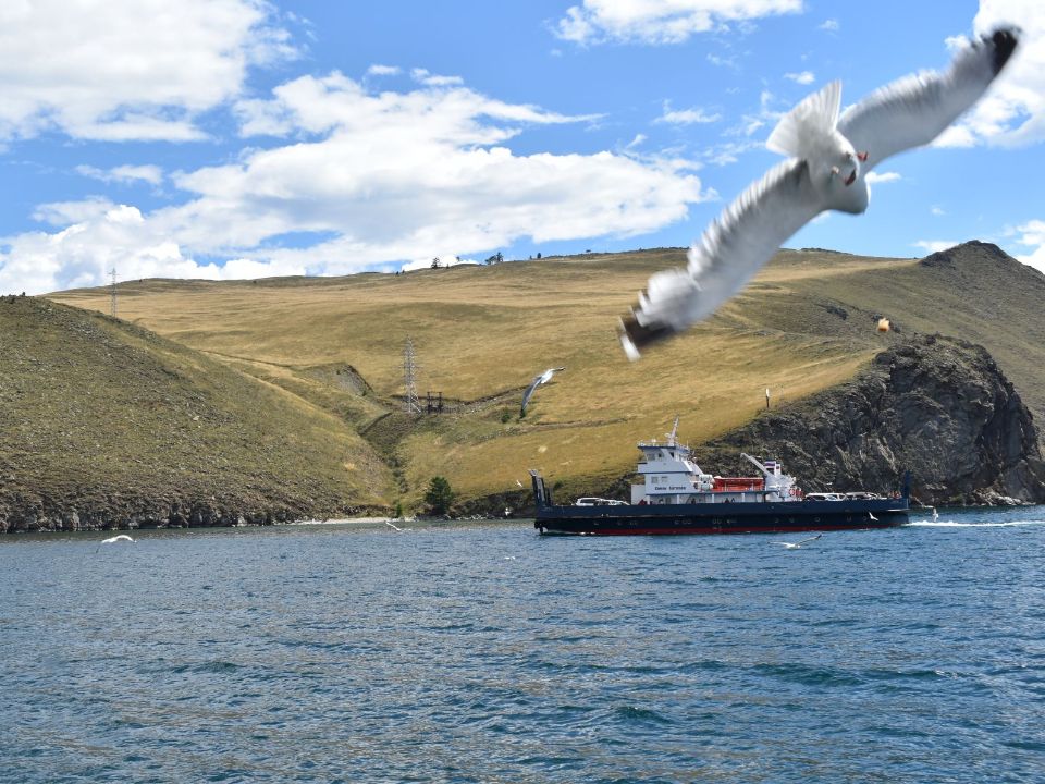 Паромная переправа на остров Ольхон летом