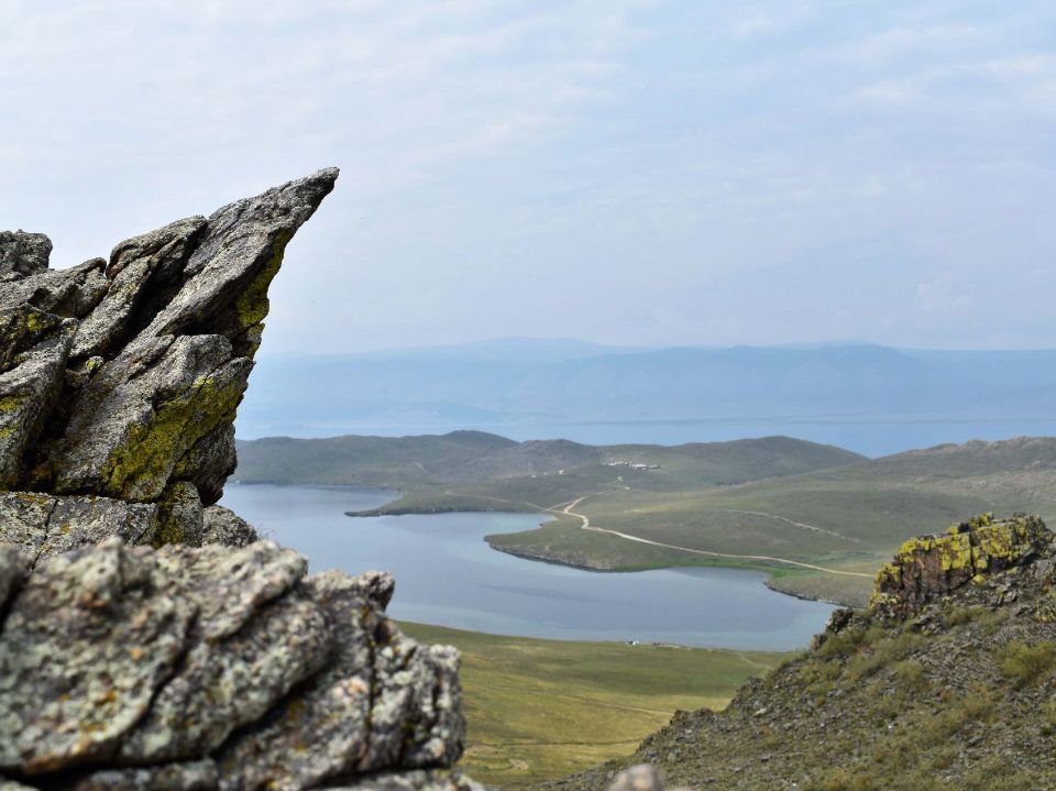 Скальник Трезубец (Замок Хулы) на юге острова Ольхон, вид на залив Хул и полуостров Кобылья Голова