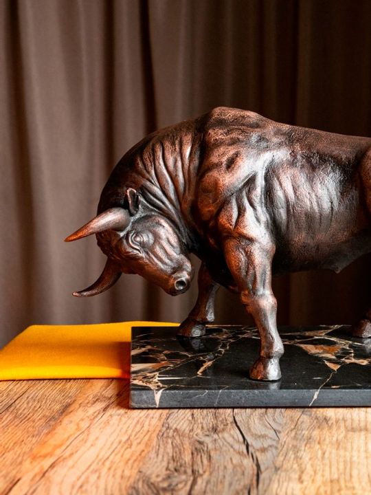 Скульптура быка из металла