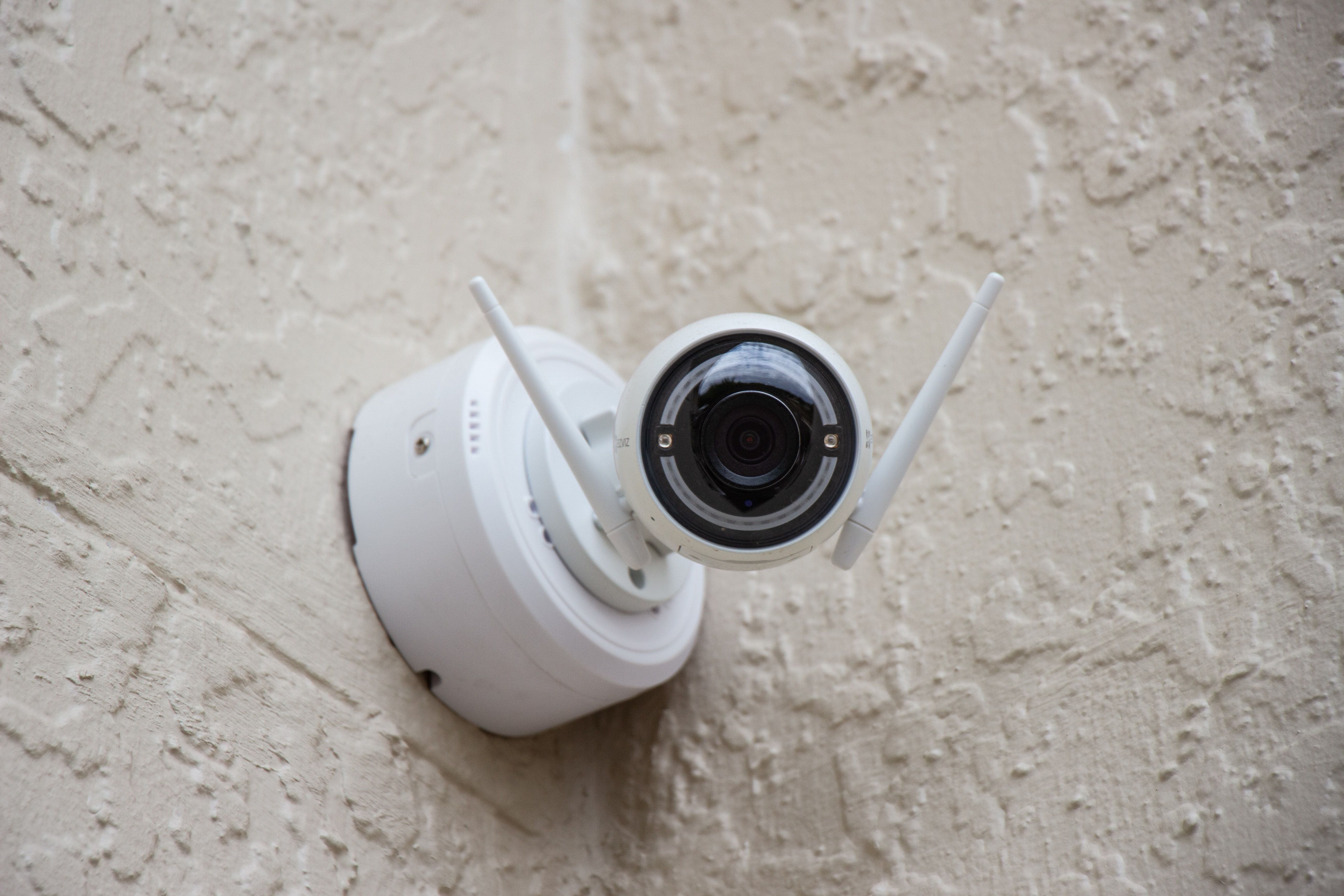 Камеру с помощью которой можно. Камера видеонаблюдения. Видеокамера в квартире. Камера для слежения в квартире.