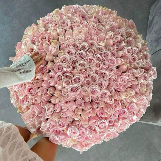 Охапки цветов в магазине Цветоф Омск