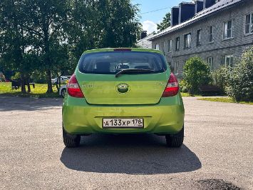 Помощь в продаже автомобиля Hyundai I20 2010 вид прямо сзади