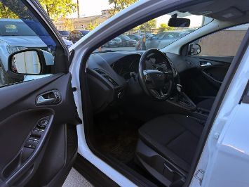 Помощь в продаже автомобиля Ford Focus 2017 салон автомобиля