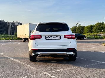 Помощь в продаже автомобиля Mercedes GLC 2016 вид прямо сзади