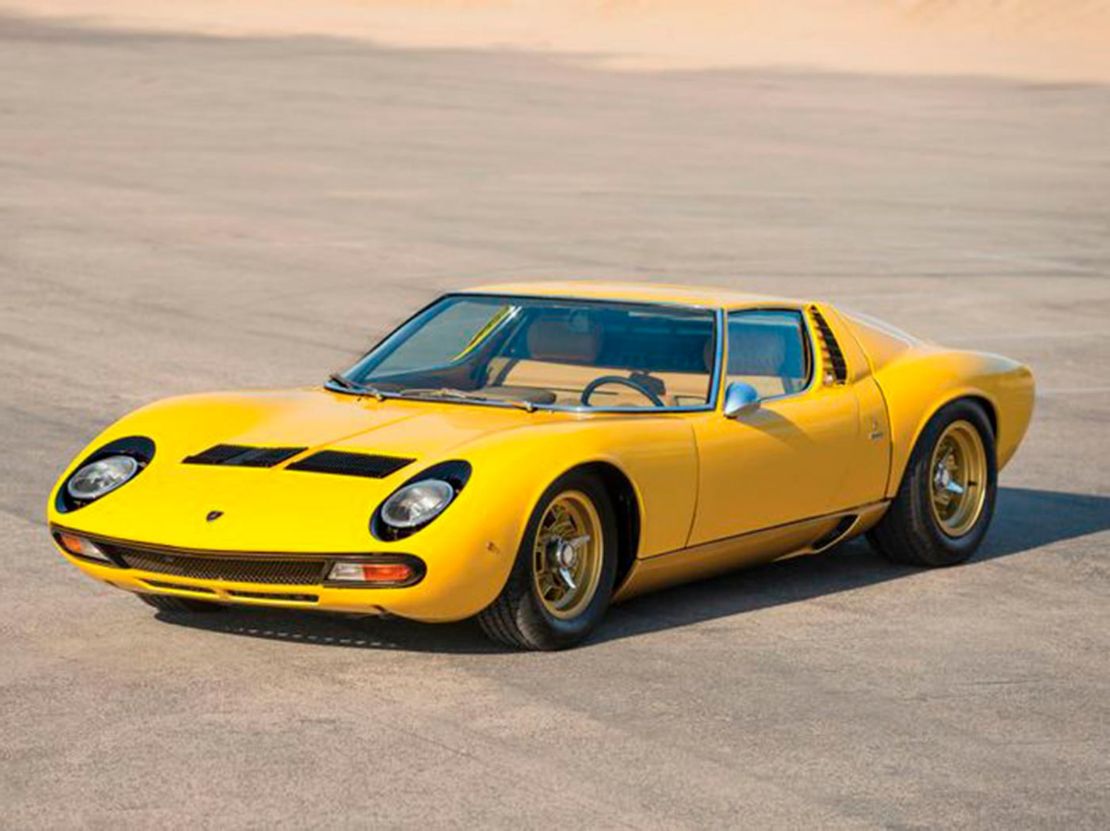 Логотип Lamborghini. Бык на черном фоне