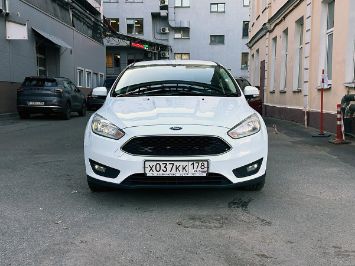 Помощь в продаже автомобиля Ford Focus 2017 вид близко спереди