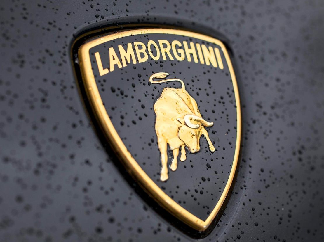 Логотип Lamborghini. Бык на черном фоне