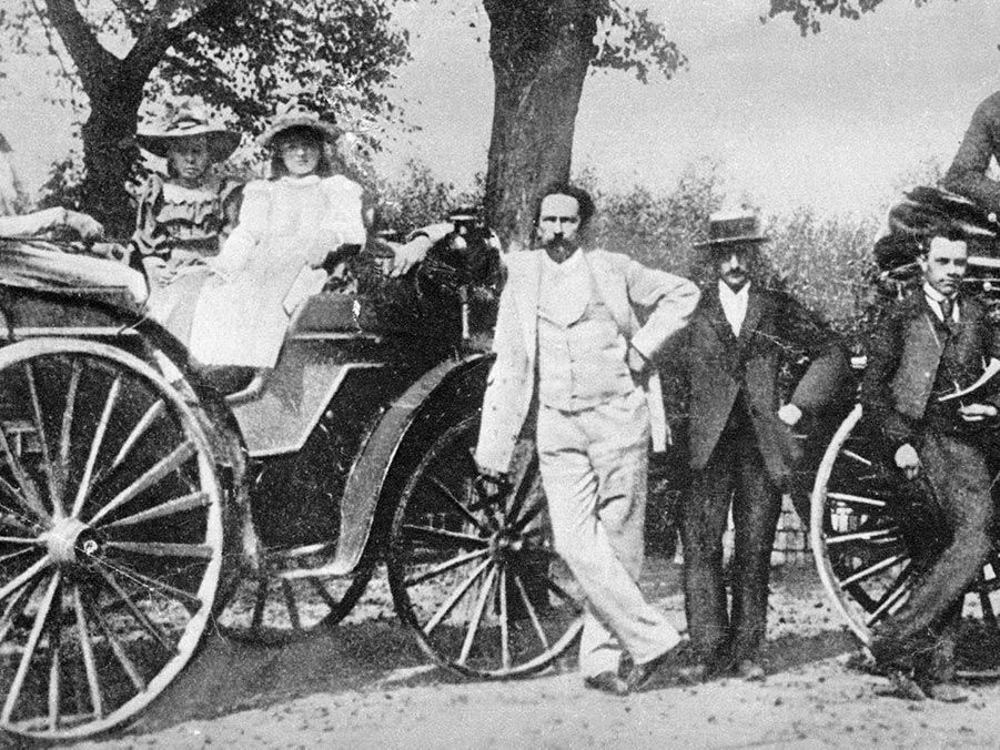 Карл Бенц за работой в мастерской