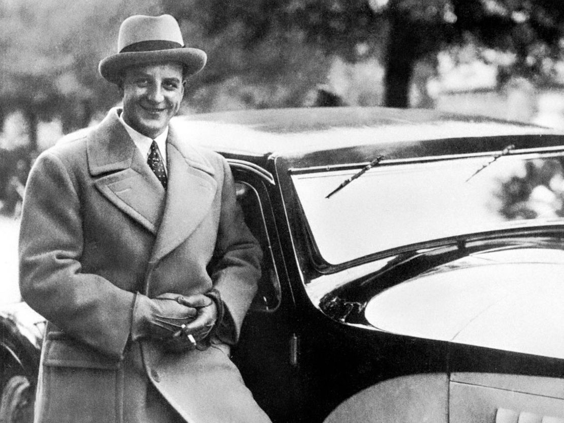 Жан Бугатти с автомобилем Bugatti