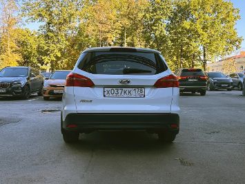 Помощь в продаже автомобиля Ford Focus 2017 вид сзади
