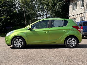 Помощь в продаже автомобиля Hyundai I20 2010 вид сбоку