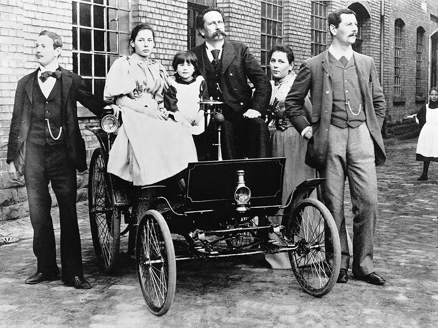 Карл Бенц со своим автомобилем