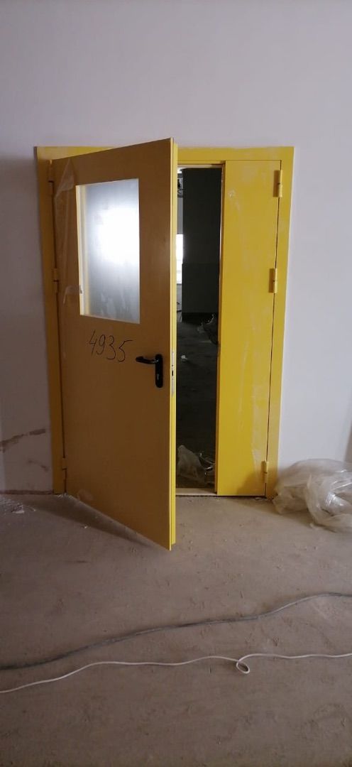 желтые металлические двери