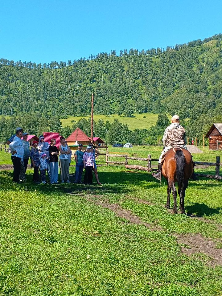 Конная прогулка вдоль берега