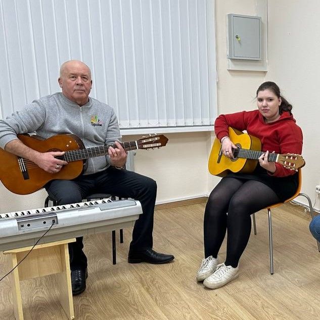 Учитель и ученица играют в ансамбле