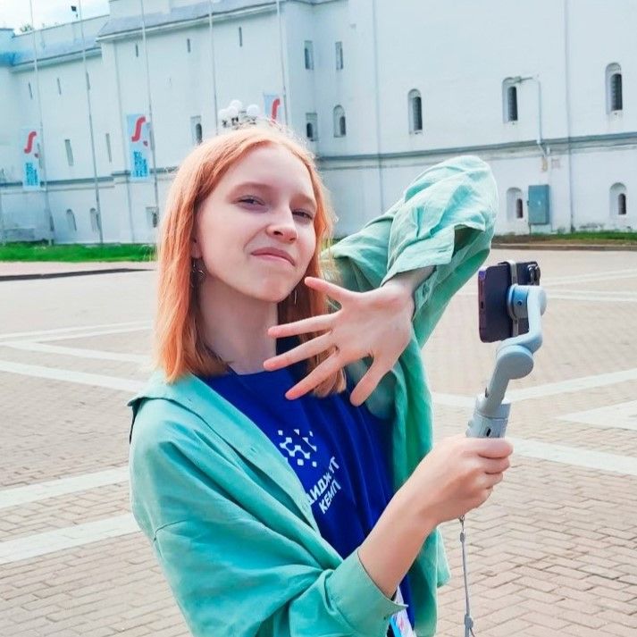 Ребёнок монтирует видео во время мастер-класса по видеопроизводству на образовательном интенсиве для школьников в Вологде: добавляет эффекты, титры, работает с таймлайном