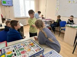 31 января 2026 — На курсе электроники дети зашифровали первые секретные сообщения На занятии по электронике ребята познакомились с основами электричества, историей связи и азбукой Морзе. Затем они учились шифровать и расшифровывать сообщения, тренируя внимание, логику и память.