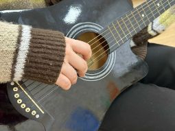 14 февраля 2026 — В Брайте учат играть любимые песни на гитаре Центр пригласил детей на курс обучения игре на гитаре. В программе — первые аккорды за 2 занятия, первая песня к 4 уроку и выступление на мини-концерте через 4 месяца.