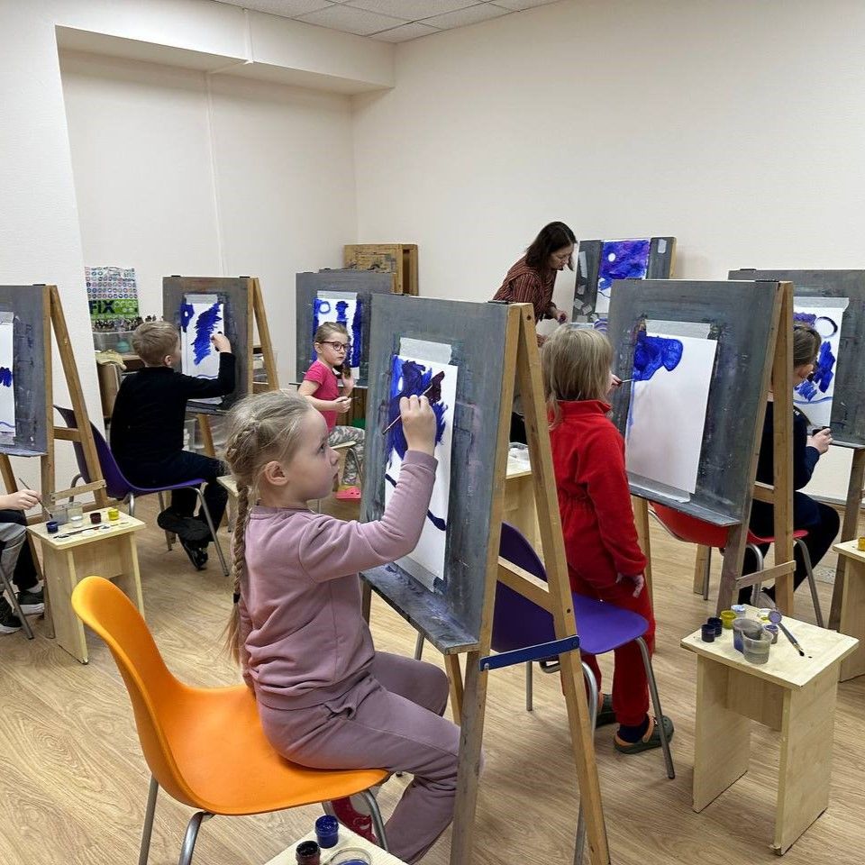 Школьники создают художественную работу гуашью в ИЗОстудии