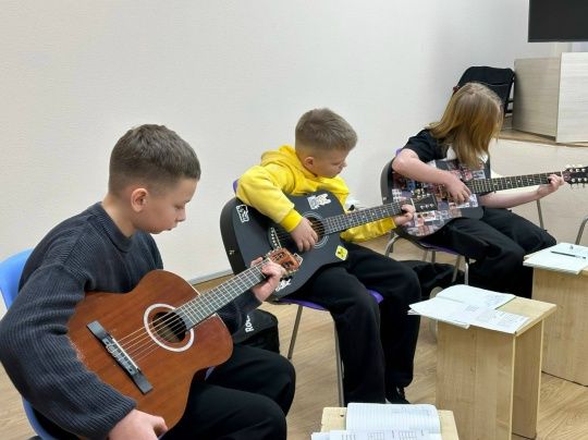 16 февраля 2026 — Последний шанс записаться на февральский набор по гитаре
Центр напомнил о завершении набора на короткий курс «Игра на гитаре». За 4 месяца ученики осваивают 4 песни, а количество мест в группах ограничено.