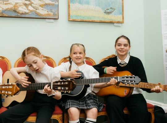 28 января 2026 — Гитара как суперспособность: что она даёт детям
Центр рассказал о пользе занятий гитарой для детей. Игра помогает развивать память, внимание, координацию, мелкую моторику, эмоциональную устойчивость и умение работать в команде.
