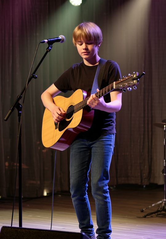 18 февраля 2026 — Открыта запись на короткий курс игры на гитаре
Центр пригласил детей на короткий курс, где за 4 месяца можно научиться играть и исполнять 4 песни. Публикация подчёркивает быстрый результат и ограниченное количество мест.