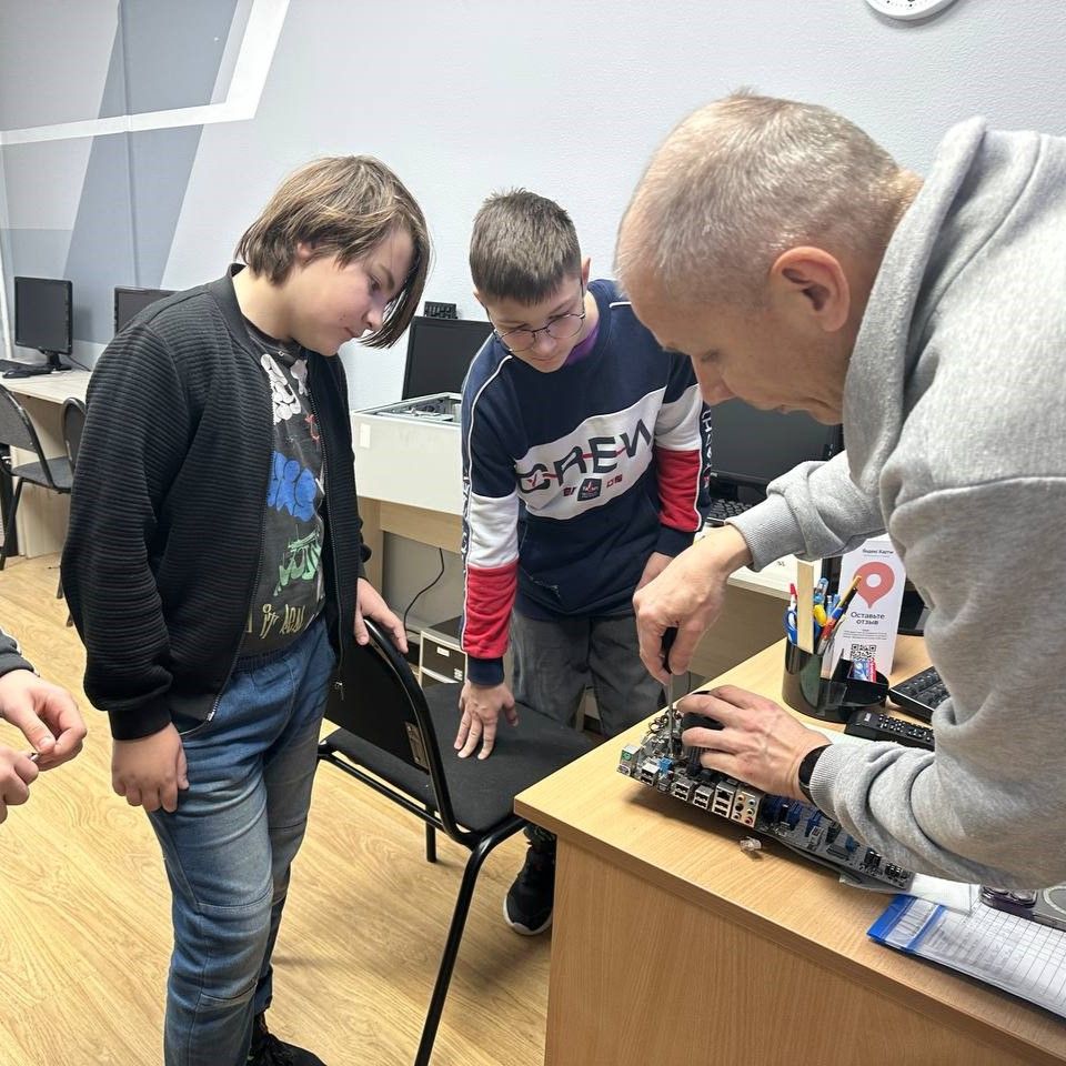 Ученики разбирают системный блок компьютера на занятии по курсу Сисадмин