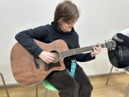 02 февраля 2026 — Что важнее в гитаре: песни или техника В публикации объясняется, что начинать обучение на гитаре лучше с песен, так как это даёт быстрый результат и поддерживает мотивацию. Технические навыки при этом развиваются постепенно в процессе занятий.