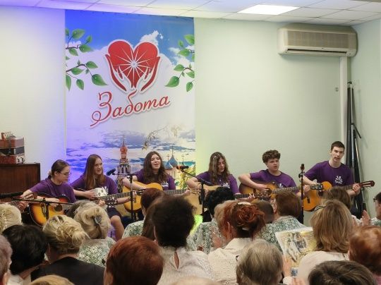 25 марта 2026 — Ученики «Брайта» выступили на юбилейном концерте
Юные гитаристы центра приняли участие в концерте культурно-досугового центра «Забота». После выступления центр анонсировал квартирник 29 марта и пригласил гостей на тёплую музыкальную встречу.