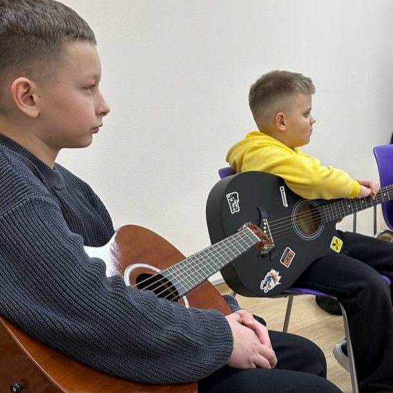 Ученики слушают историю музыки