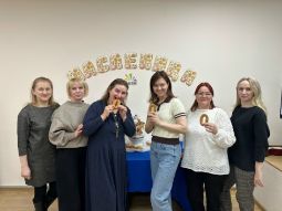 25 февраля 2026 — Масленица в «Брайте» объединила родителей в тёплой атмосфере В центре подвели итоги родительской масленичной встречи: гости участвовали в викторине, общались, пили чай и угощались блинами. Мероприятие стало частью семейного сообщества вокруг центра.