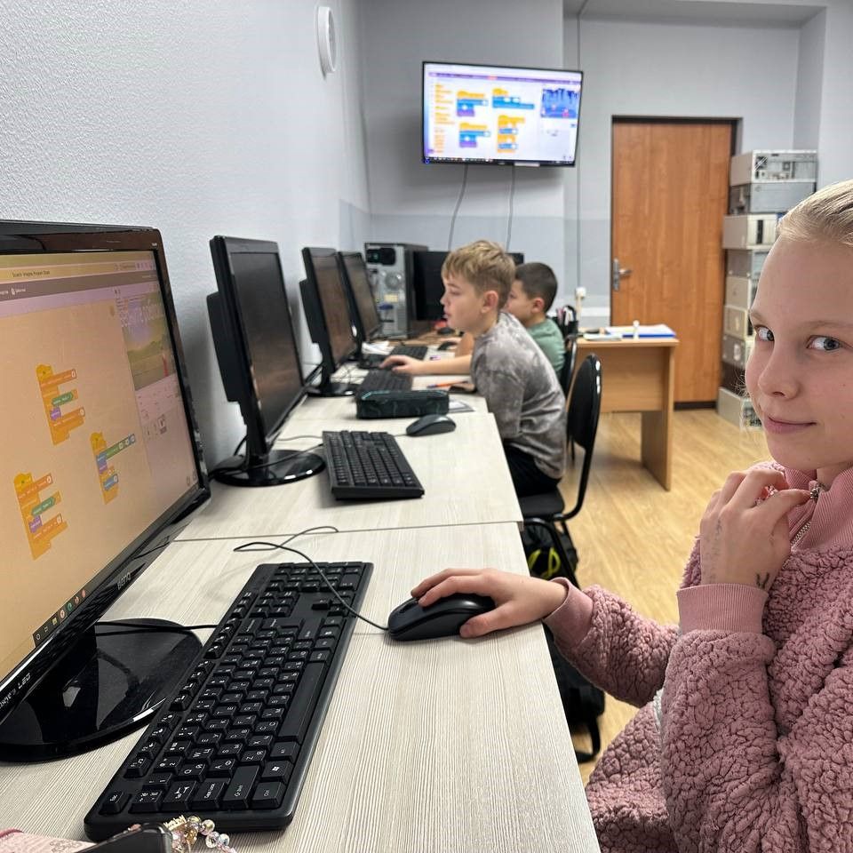 Дети увлекательно пишут свою игру в программе Scratch