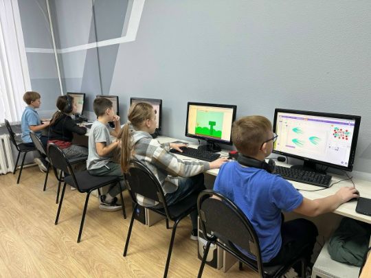 14 февраля 2026 — В «Брайте» прошёл насыщенный учебный день по трём направлениям
На занятиях по программированию, электронике и ИЗОстудии ребята создавали игровые элементы, изучали работу переменных резисторов и рисовали северные пейзажи по мотивам мультфильма «Умка».