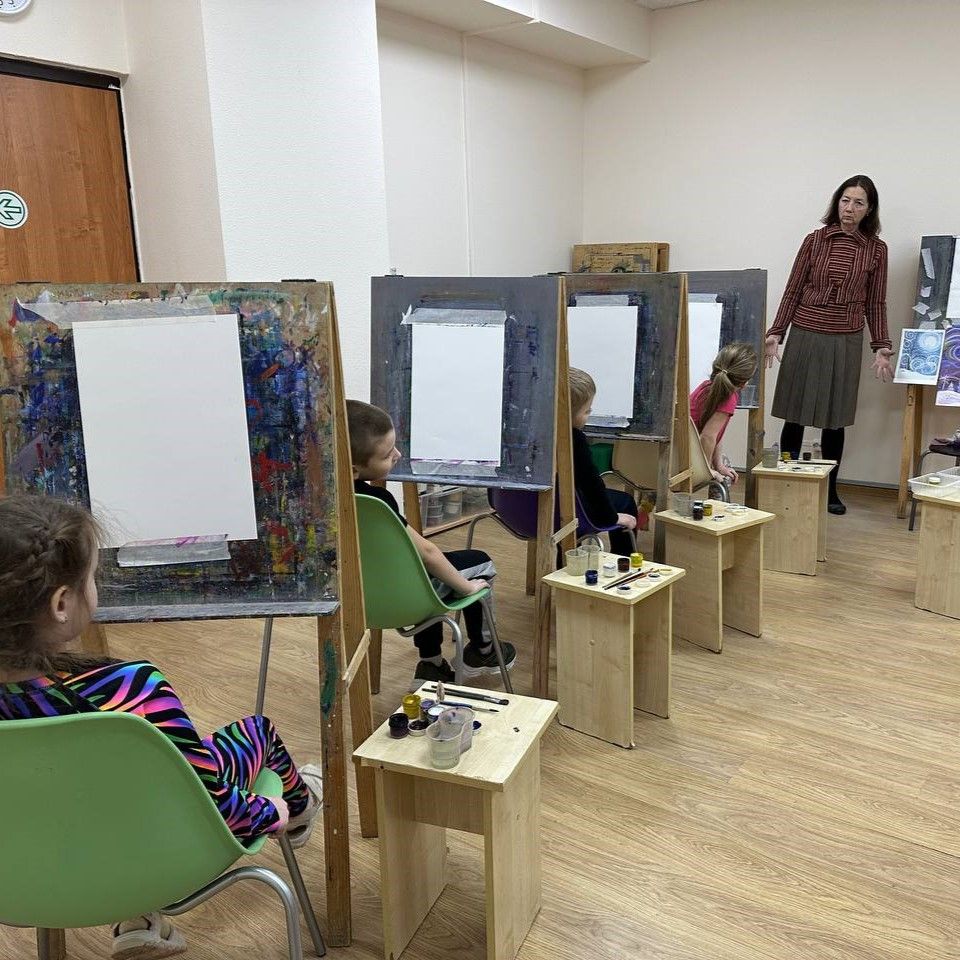 Дети создают эскиз карандашом на уроке рисования в ИЗОстудии