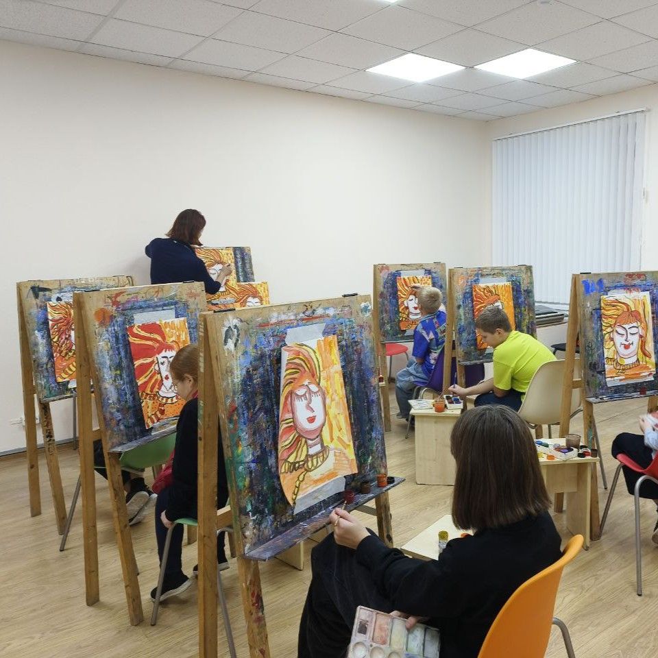 Ученики рисуют красками на занятии в ИЗОстудии