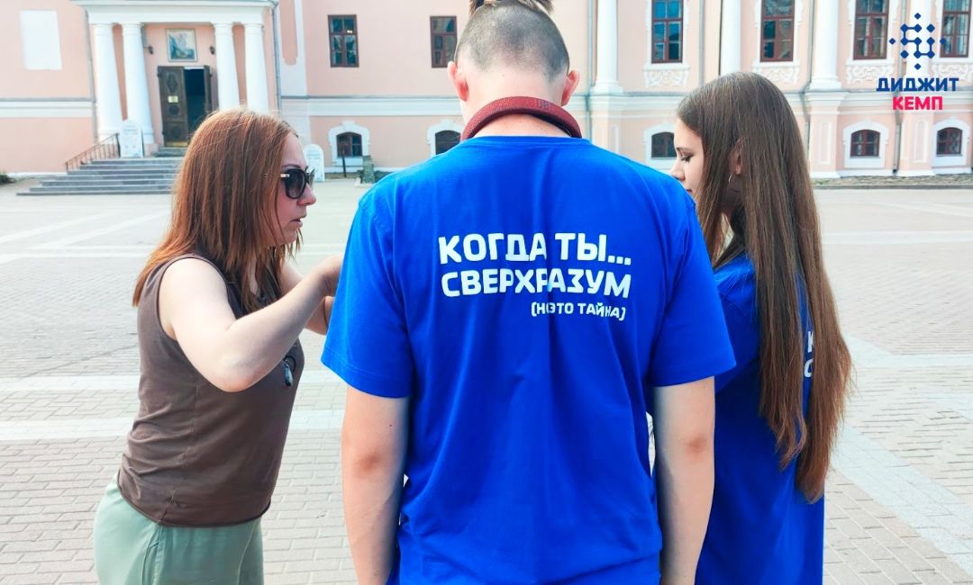 Девочка-подросток создаёт дизайн-макет в графическом редакторе с помощью нейросети на интенсиве Digital Camp в Вологде: подбирает цвета, шрифты, генерирует изображения, экспериментирует со стилями