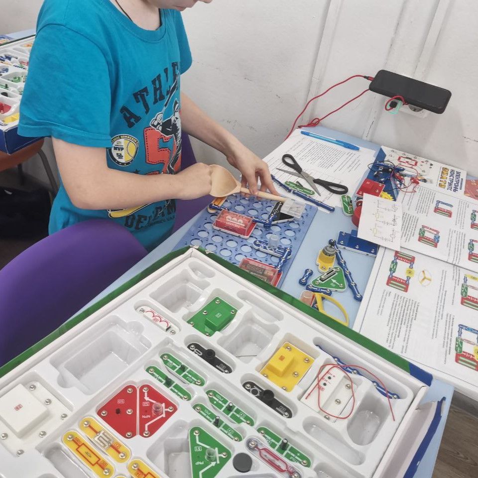 Ученики паяют электронную схему на уроке технологии