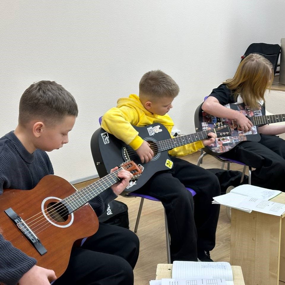 Первый урок игре на гитаре, дети учатся зажимать аккорды