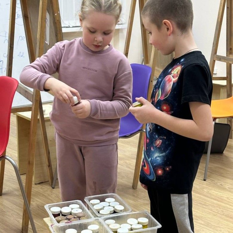 Ученики смешивают краски и экспериментируют с цветом в ИЗОстудии