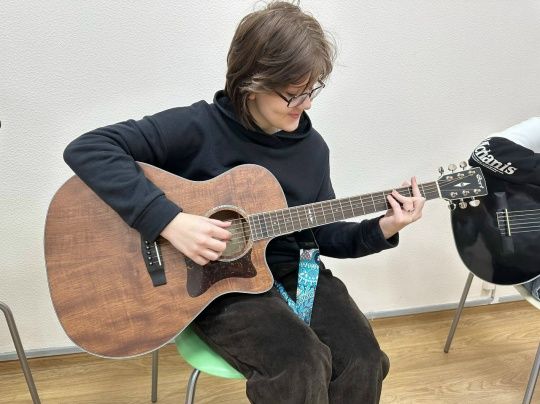 02 февраля 2026 — Что важнее в гитаре: песни или техника
В публикации объясняется, что начинать обучение на гитаре лучше с песен, так как это даёт быстрый результат и поддерживает мотивацию. Технические навыки при этом развиваются постепенно в процессе занятий.