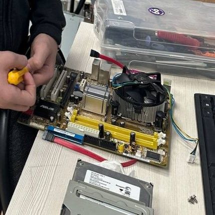 Школьники диагностируют поломку блока питания на практическом занятии Сисадмин