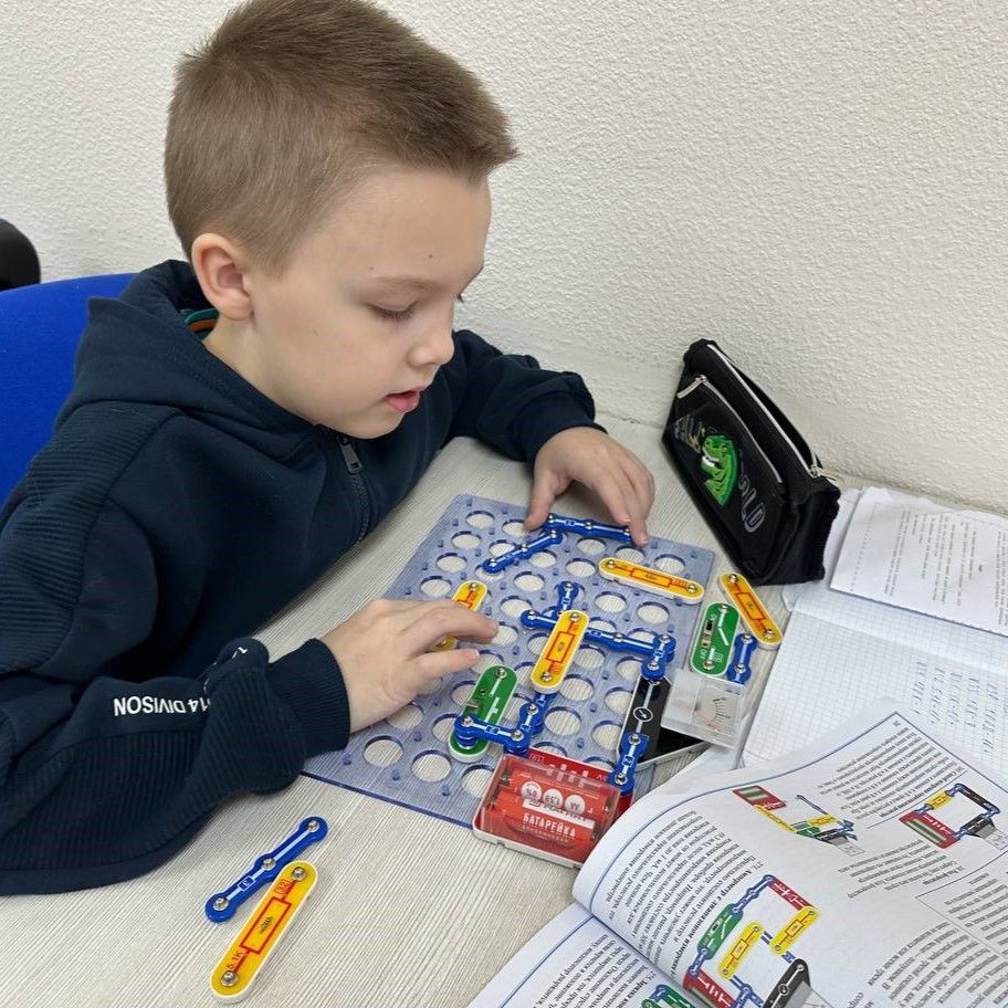 Школьники подключают модули и детали конструктора Знаток на уроке