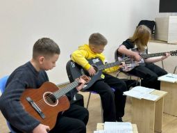 16 февраля 2026 — Последний шанс записаться на февральский набор по гитаре Центр напомнил о завершении набора на короткий курс «Игра на гитаре». За 4 месяца ученики осваивают 4 песни, а количество мест в группах ограничено.