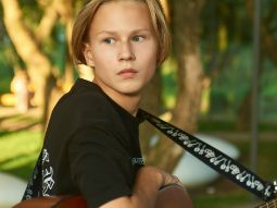 08 февраля 2026 — В Брайте стартует короткий курс игры на гитаре Центр пригласил детей и взрослых на короткий курс игры на гитаре. За 4 месяца участники смогут научиться играть и петь 4 песни.