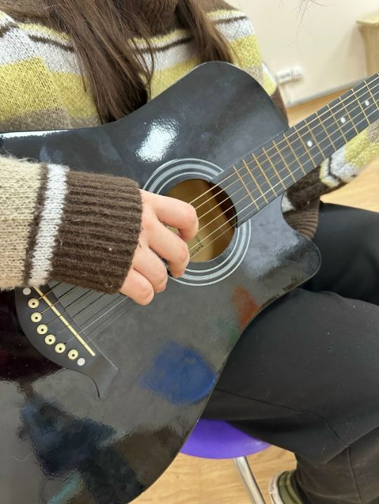 14 февраля 2026 — В Брайте учат играть любимые песни на гитаре
Центр пригласил детей на курс обучения игре на гитаре. В программе — первые аккорды за 2 занятия, первая песня к 4 уроку и выступление на мини-концерте через 4 месяца.