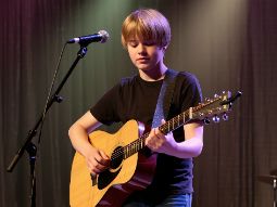 18 февраля 2026 — Открыта запись на короткий курс игры на гитаре Центр пригласил детей на короткий курс, где за 4 месяца можно научиться играть и исполнять 4 песни. Публикация подчёркивает быстрый результат и ограниченное количество мест.