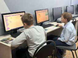 07 февраля 2026 — На курсе программирования игр создают проекты в стиле Flappy Bird Ученики курса «Программирование игр» работали над клонированием фона и созданием эффекта бесконечного движения. За основу взяли механику Flappy Bird, а затем добавили собственный дизайн и детали.