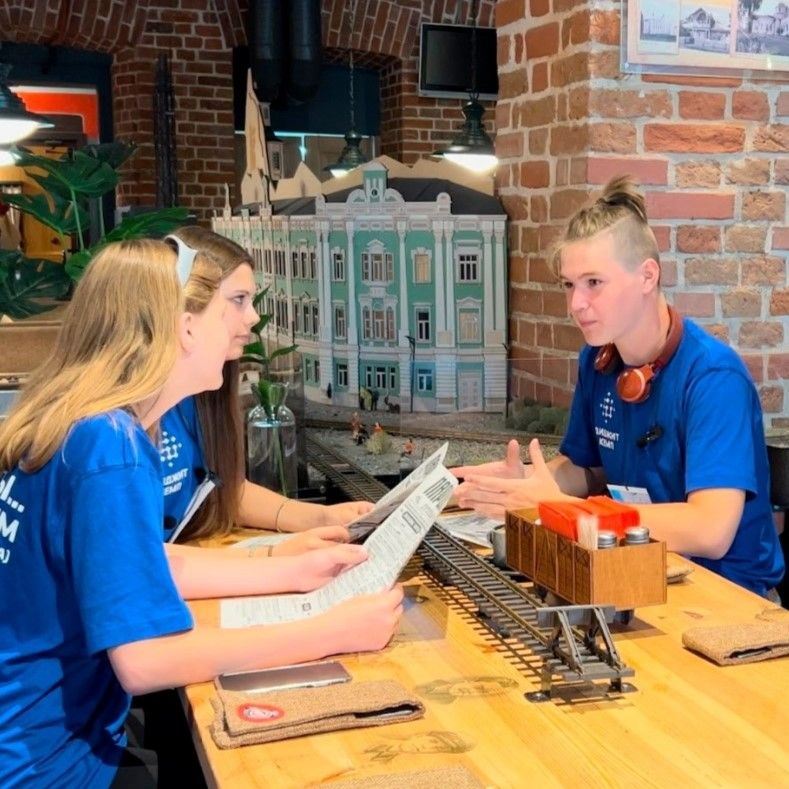 Подростки 12-17 лет работают в команде над цифровым проектом на интенсиве Digital Camp в Вологде: обсуждают идею, распределяют роли, создают прототип сайта